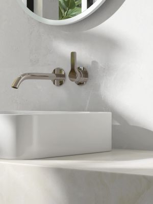 Piano di lavoro in marmo crema, lavabo in ceramica rettangolare bianco moderno, rubinetto cromato, vaso di fiori in bagno alla luce del sole e ombra per la bellezza di lusso, cosmetici, skincare sfondo 3D